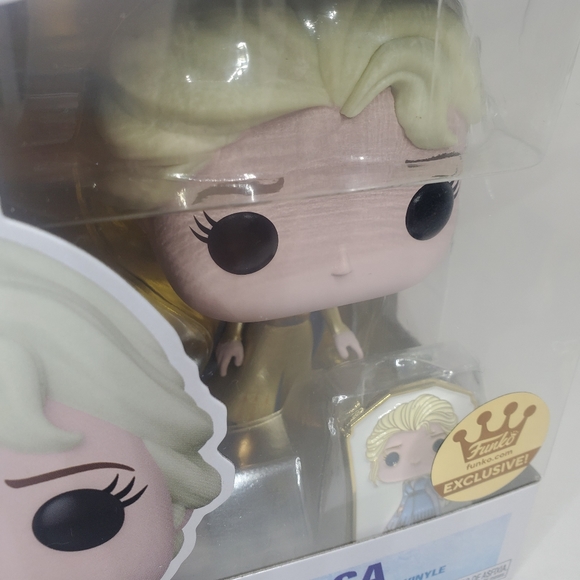 Funko POP! Disney Frozen Elsa with pin 581 - Picture 3 of 5